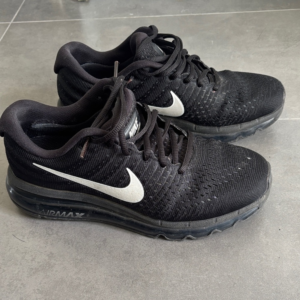 Nike Black and White Air Max Shoes Size 8 great condition